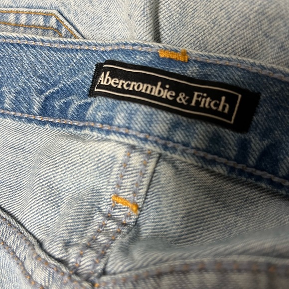 Abercrombie & Fitch Cut Off Shorts in Medium Wash - Picture 5 of 9